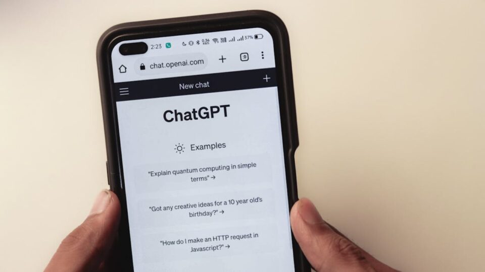 A Inteligência Artificial no trabalho intelectual e criativo: ajudante ou substituto?