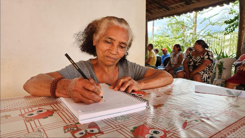 Idosos de comunidade rural de Santo Antônio de Leverger aprendem a ler e escrever com o Programa Mais MT Muxirum