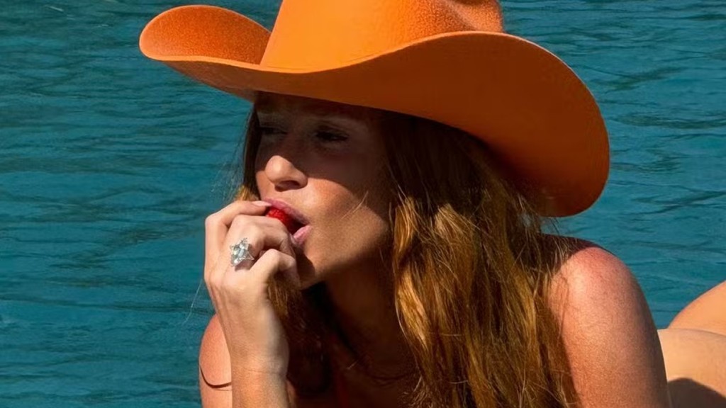 Na piscina, Marina Ruy Barbosa exibe anel de mais de R$ 6 milhões: ‘Milagres 40 graus ‘