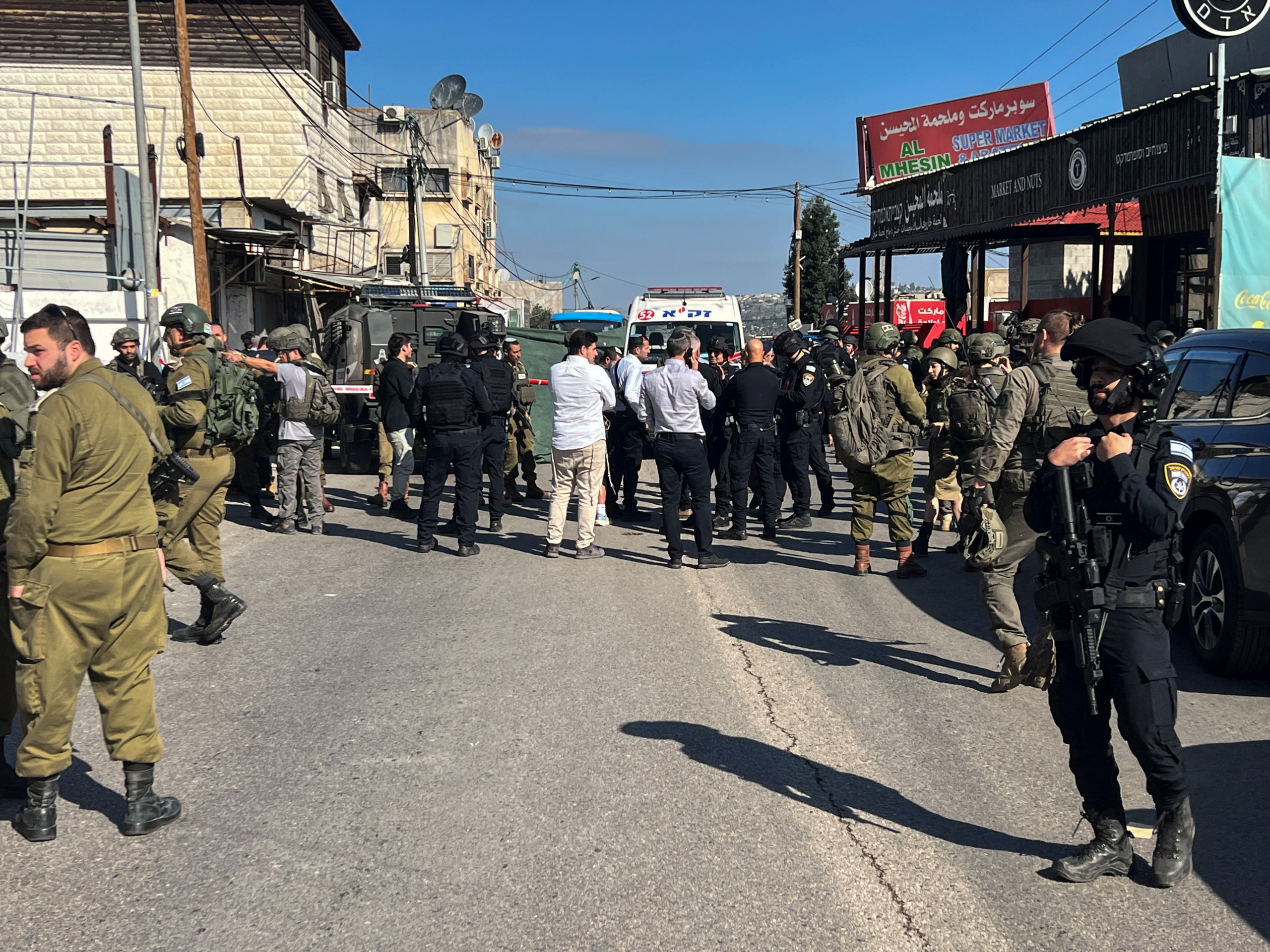 Ataque a tiros contra ônibus mata 3 israelenses na Cisjordânia; Netanyahu promete encontrar autores: 'ninguém será poupado'