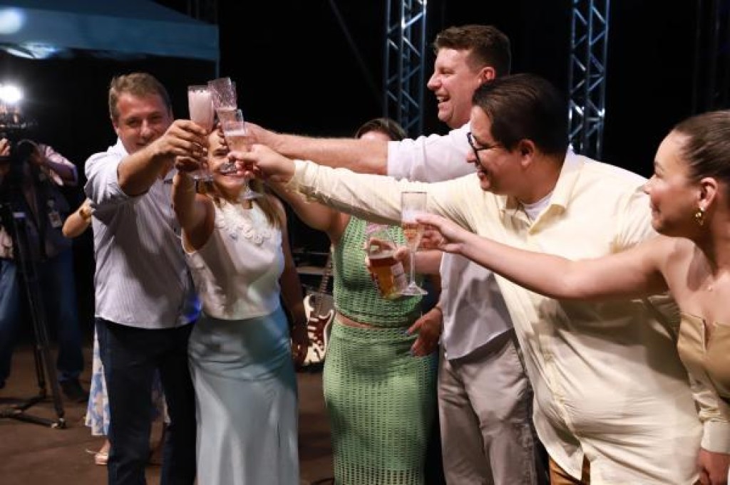 Sorriso recebe 2025 com show de Amado Batista