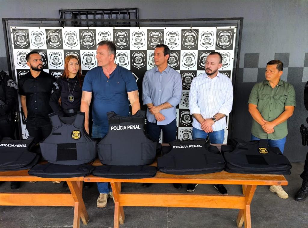 Sejus entrega coletes balísticos e algemas para policiais penais de Cuiabá e Várzea Grande