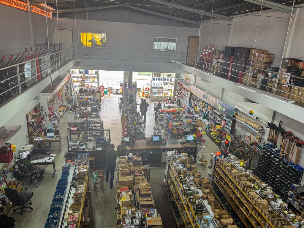 Loja de ferragens de Cuiabá fecha parceria internacional com crédito da linha Empresarial da Desenvolve MT