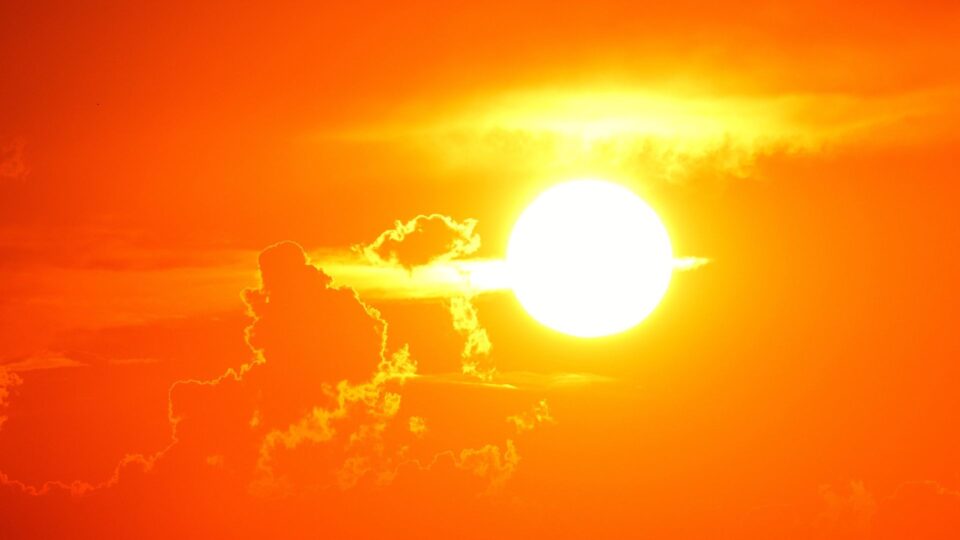 Imposto, cadeia e vacina: governo toma medidas contra pessoas que gostam do calor