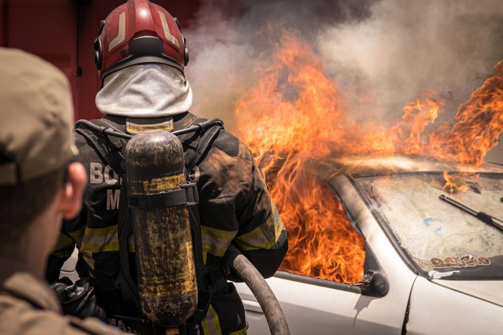 Bombeiros orientam motoristas sobre como agir em incêndios veiculares