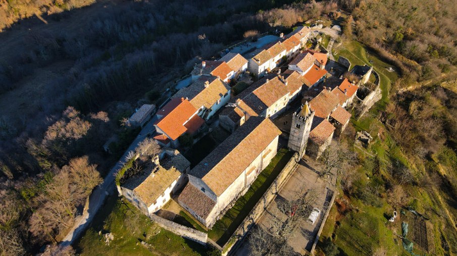 Como vivem os 28 habitantes da menor cidade do mundo