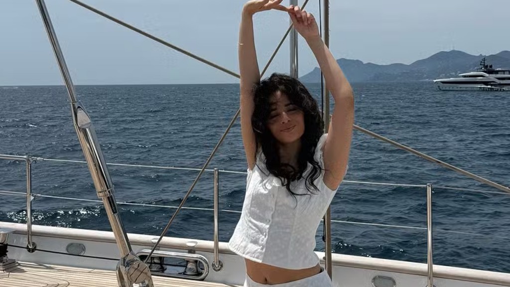 Camila Cabello sensualiza em passeio de barco e em praia em Cannes: ‘Mon chéri’