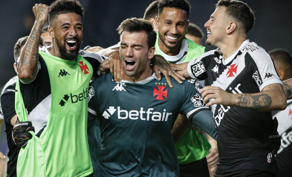 Com drama e emoção, Vasco avança na Copa do Brasil