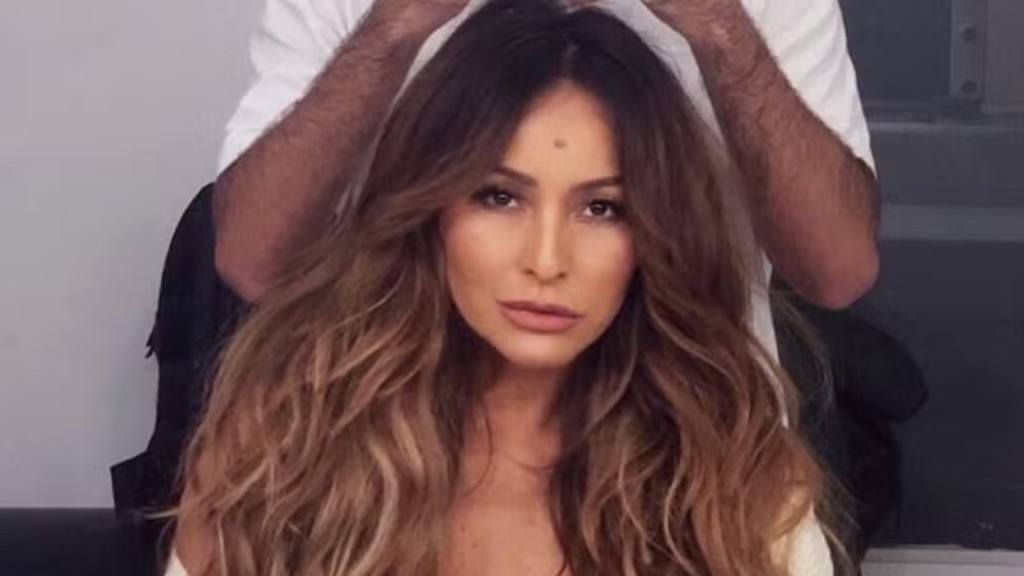 Sabrina Sato usa foto de topless para homenagear maquiador: ‘hair stylist, Krisna’