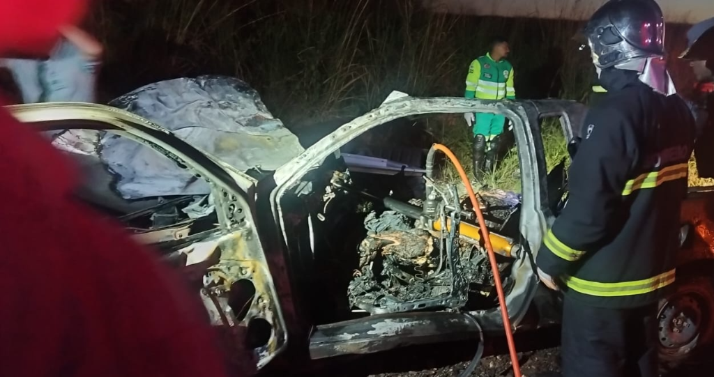 Bombeiros socorrem três vítimas após colisão entre automóvel e caminhão na MT-208
