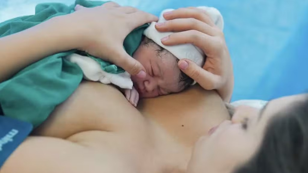 Filha do cantor Leandro exibe vídeo do nascimento da filha: ‘Deixar registrado’