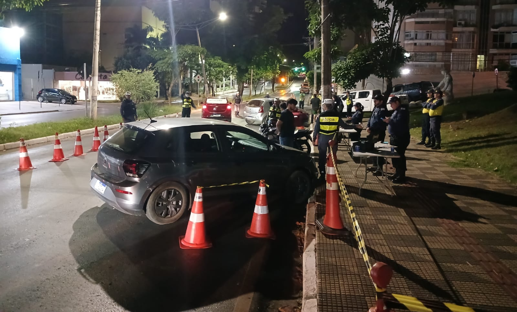 Duas edições da Operação Lei Seca resultam na prisão de 13 motoristas embriagados na madrugada deste domingo (25)