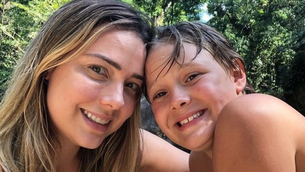Carol Dantas e Davi Lucca ficam presos em elevador de escola: ‘Teve que escutar’