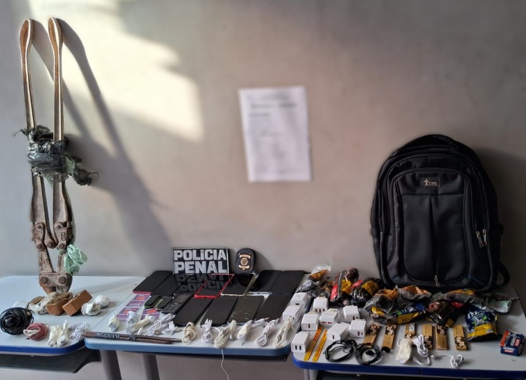 Polícia Penal impede entrada de pacotes com 14 celulares e drogas em unidade prisional feminina
