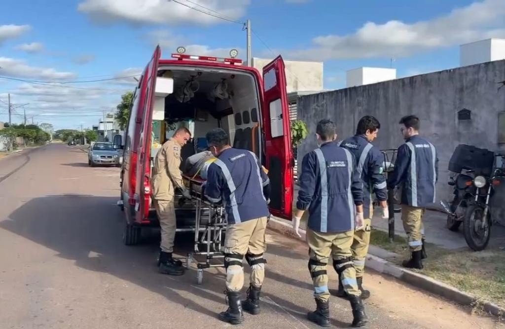Bombeiros socorrem trabalhador após cair de cinco metros em construção