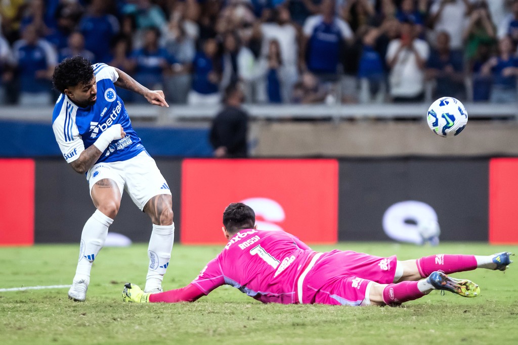 Cruzeiro vence o Flamengo com gol de Gabigol e assume o G4 do Brasileirão
