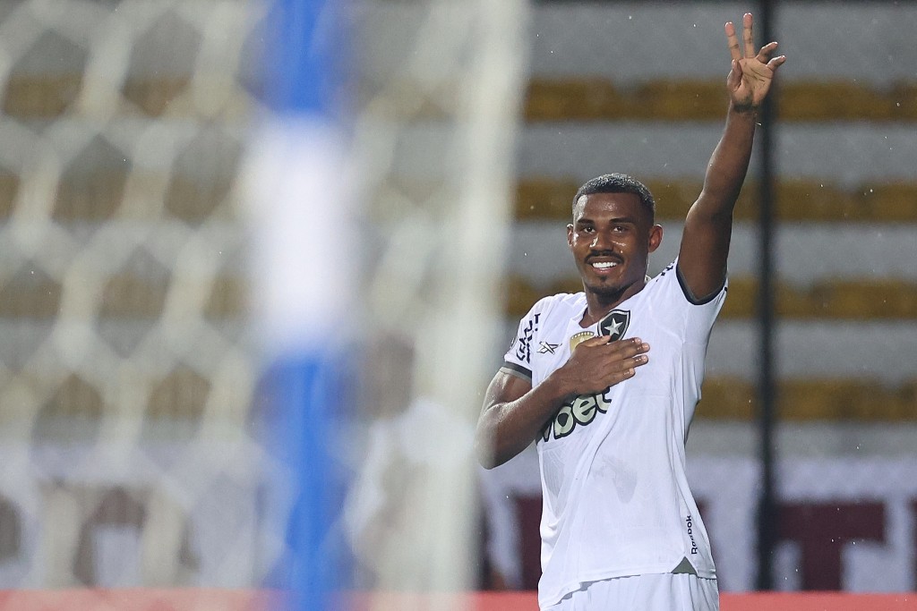 Botafogo sofre, mas vence Carabobo na Venezuela e segue vivo na Libertadores