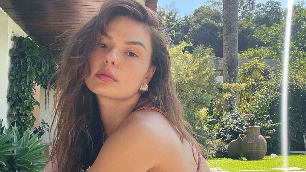 Após festão de casamento luxuoso, Isis Valverde curte praia no Rio: ‘Ma skin’