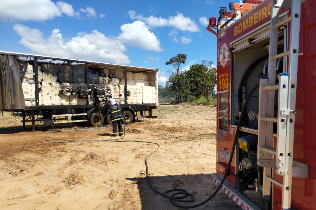 Corpo de Bombeiros controla incêndio em carreta carregada de algodão em Alto Araguaia