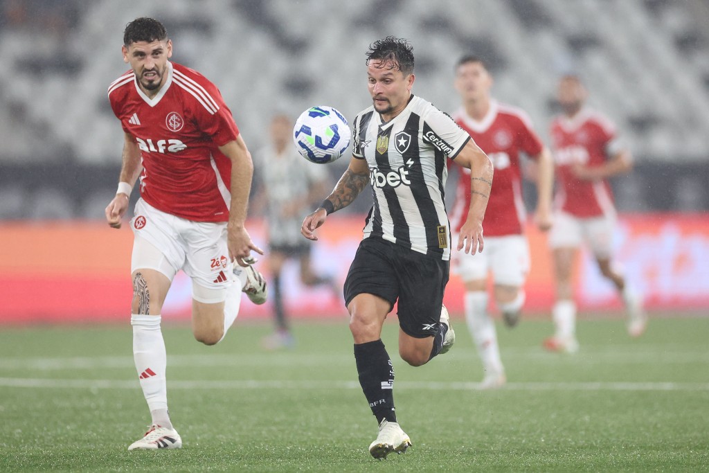 Botafogo dá show e goleia Internacional no Brasileirão