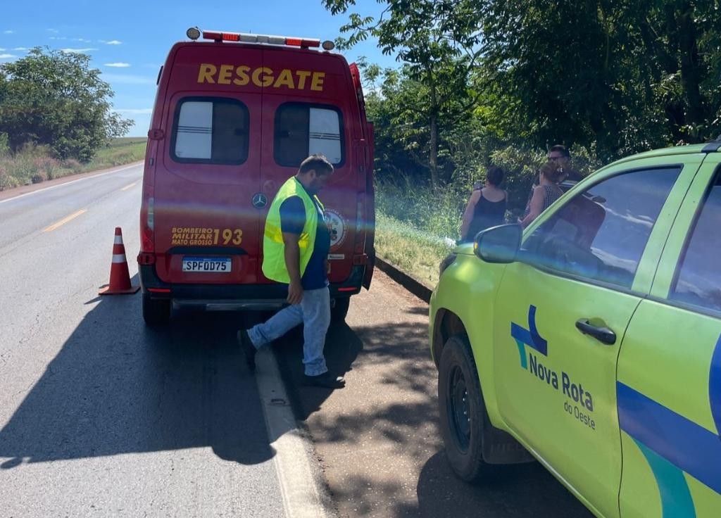 Corpo de Bombeiros socorre duas vítimas após carro capotar na BR-163