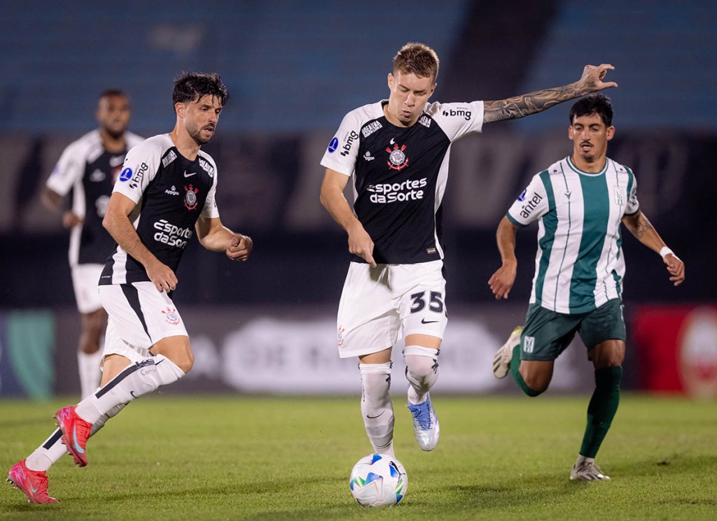 Corinthians vence Racing-URU e garante vice-liderança na Sul-Americana