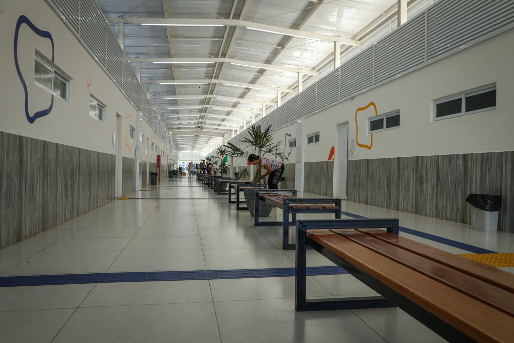 Governador assina ordem de serviço para asfalto novo, vistoria obras e entrega escrituras definitivas em Campo Verde