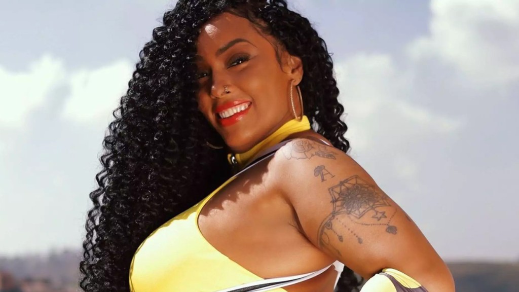 Rosiane Pinheiro se joga na dança e vai até o chão ao som de ‘É o Tchan!’Relembrando’