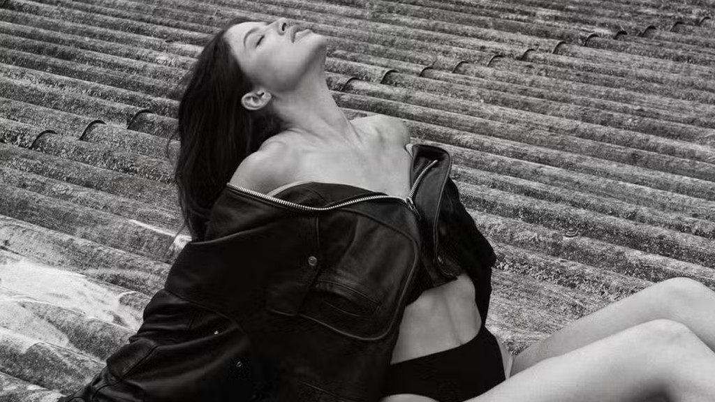 De casaco, calcinha e botas, Agatha Moreira faz ensaio sensual no telhado: ‘Só fotão’