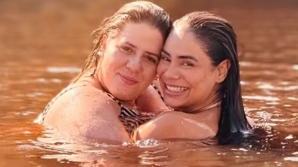 Em viagem no Amazonas, Tati Machado e Lexa tomam banho de rio juntas: ‘Feliz’