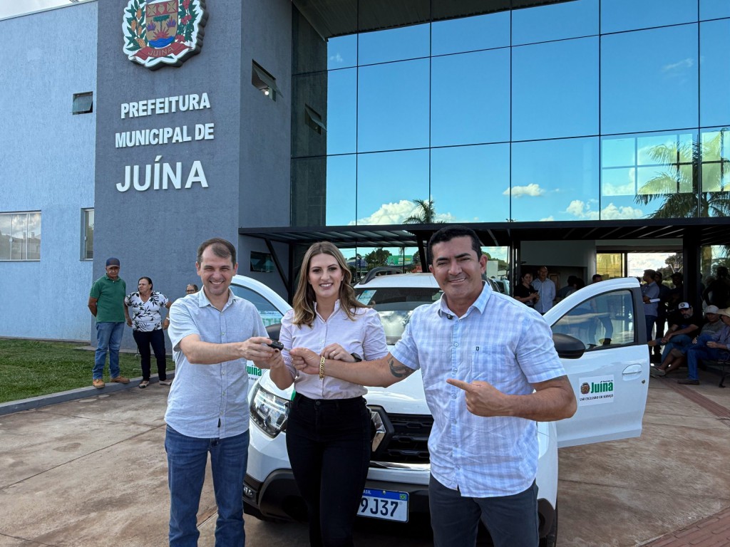 Elizeu Nascimento entrega plantadeira e veículo em Sapezal e Juína