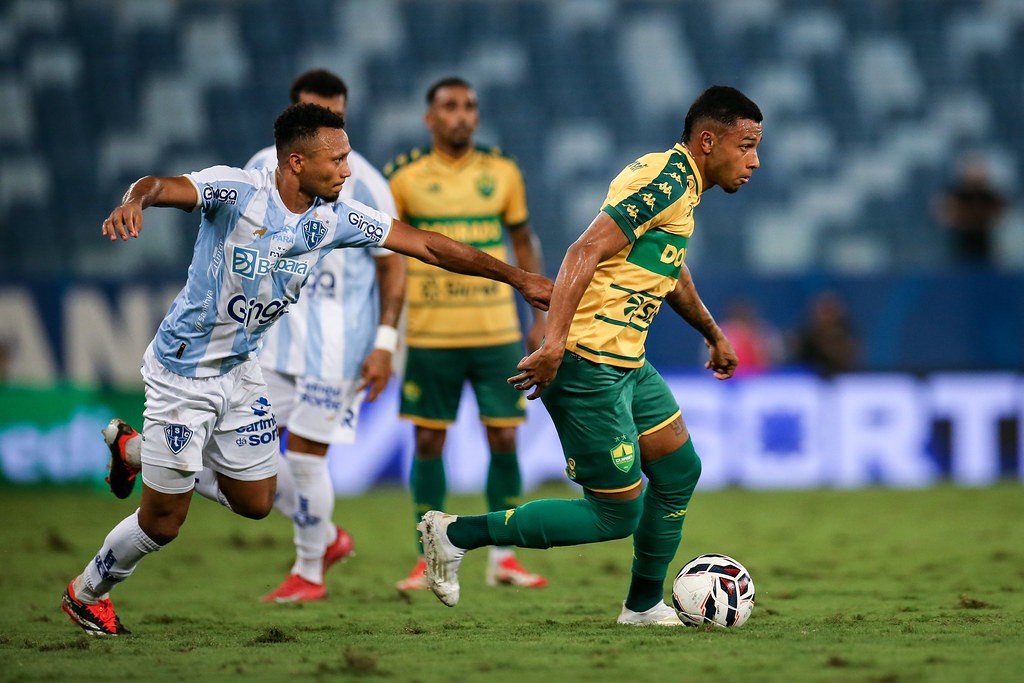 Cuiabá vence Paysandu, emenda terceira vitória e entra no G4