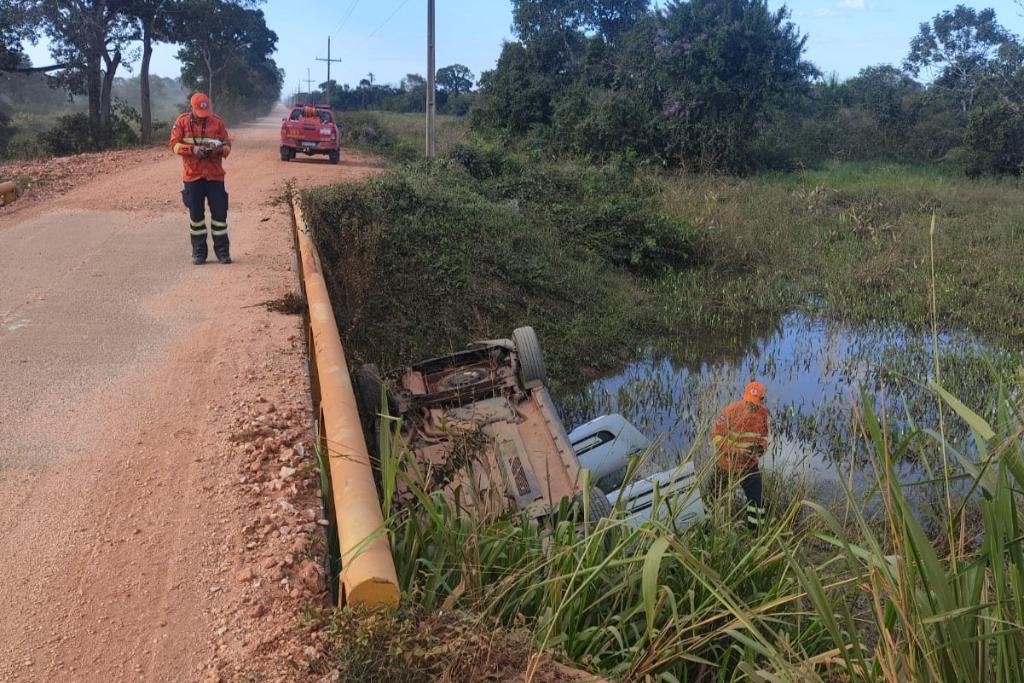 Bombeiros socorrem vítimas após colisão de veículo na Transpantaneira
