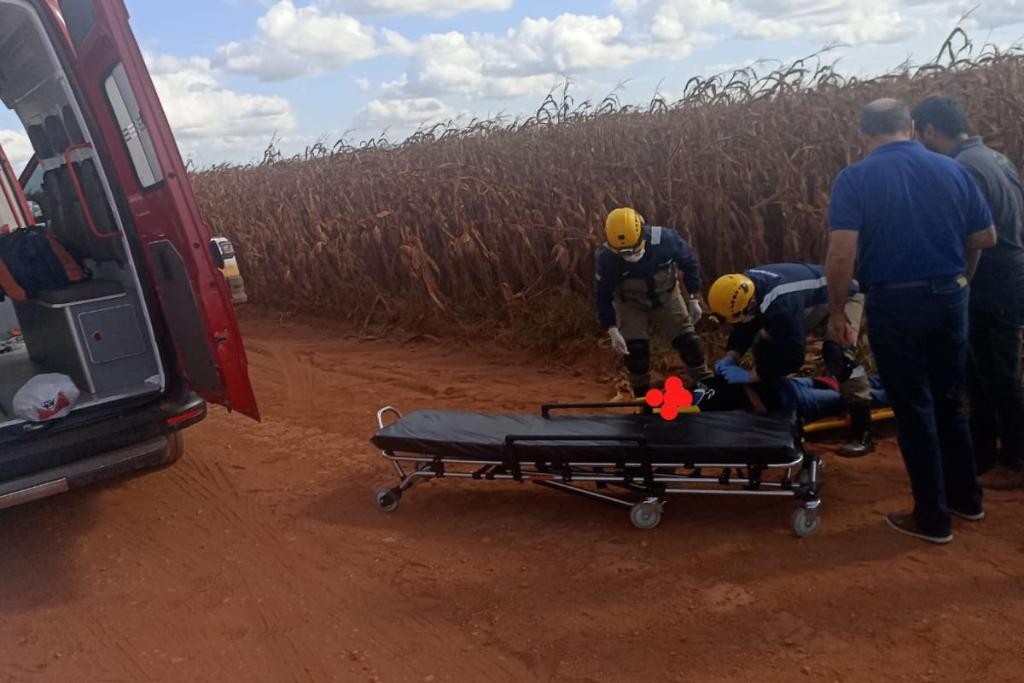 Corpo de Bombeiros socorre mulher vítima de capotamento em zona rural de Lucas do Rio Verde