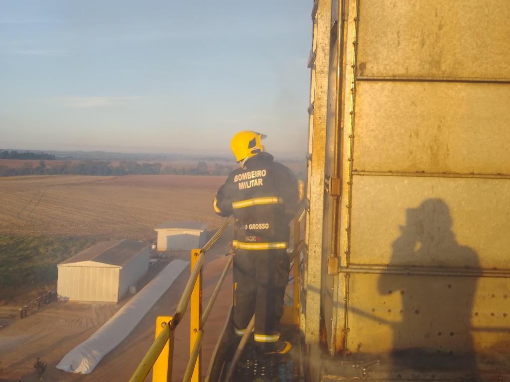 Corpo de Bombeiros combate incêndio em secador de grãos em Novo Mundo