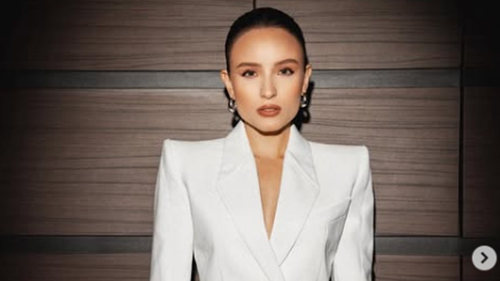 Larissa Manoela arrasa com look branco em festa de ‘Êta Mundo Melhor: ‘Belíssima’