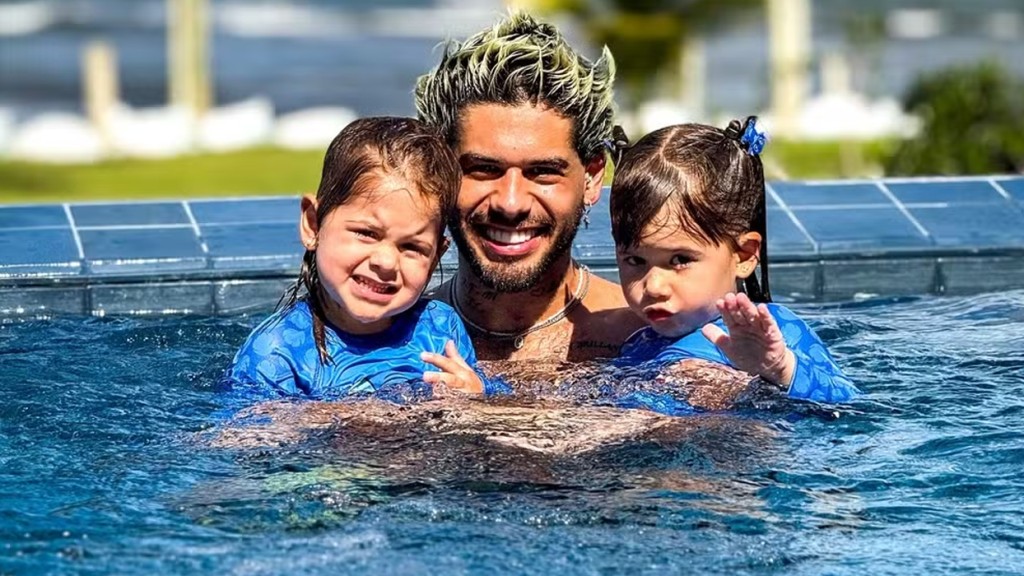 Zé Felipe curte dia de piscina com os filhos e declara: ‘Com eles me sinto mais completo’