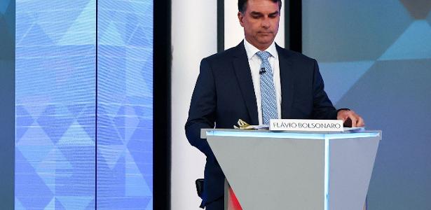 Flávio ignora pandemia e cita facada do pai para defender o SUS
