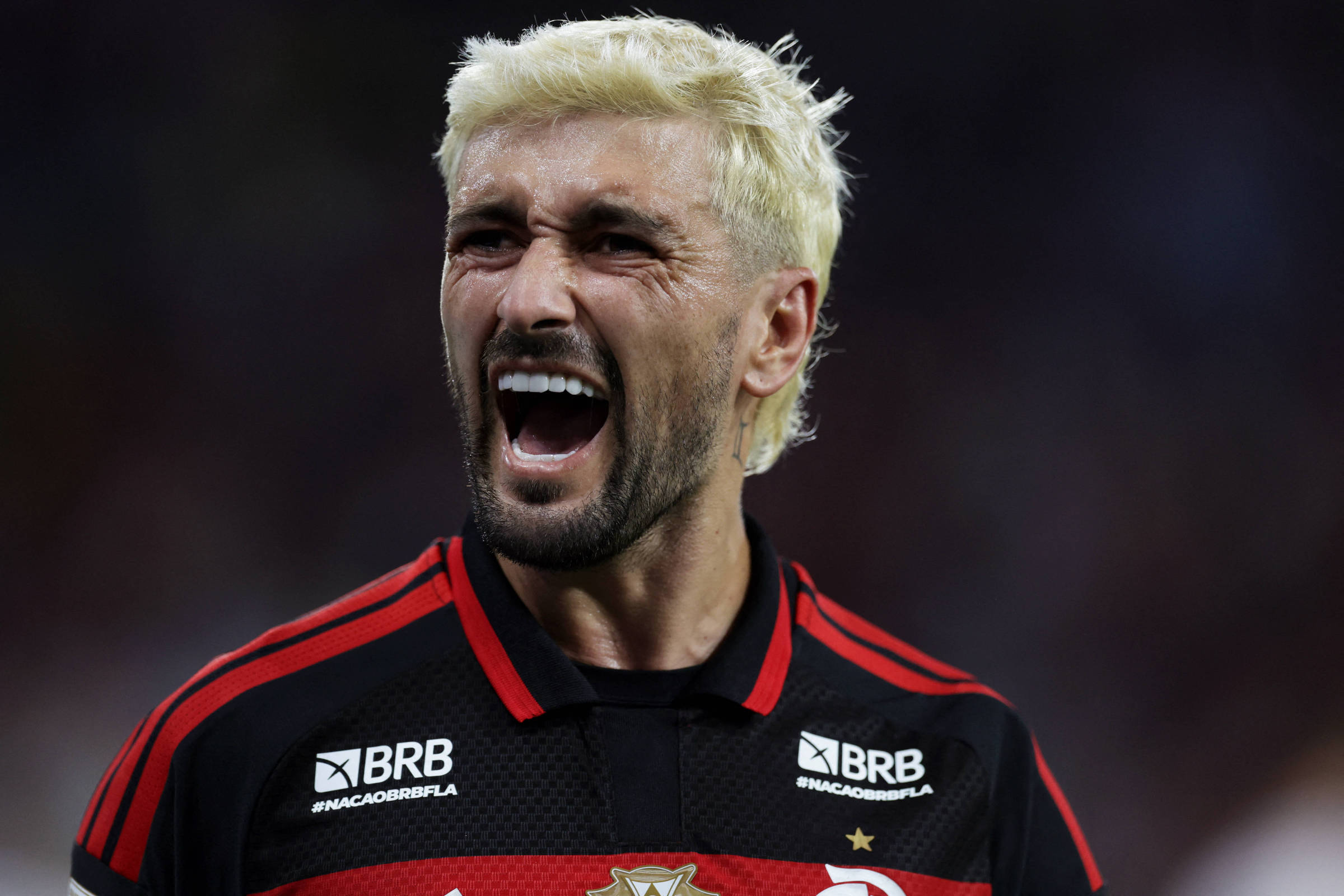 Flamengo marca no fim, vence o Atlético e volta à liderança do Brasileiro