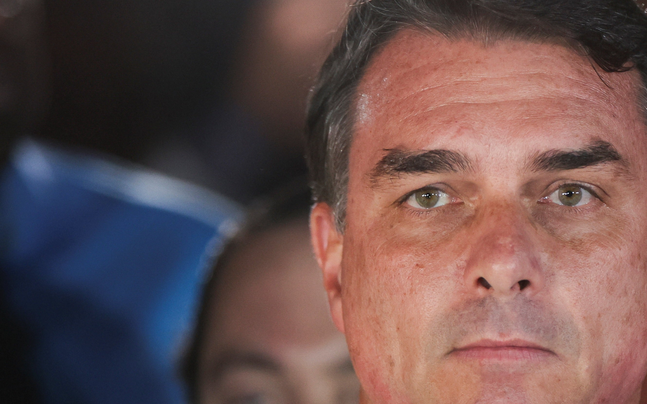Agência de notícias diz que Flávio Bolsonaro está a caminho dos EUA, segundo fontes anônimas