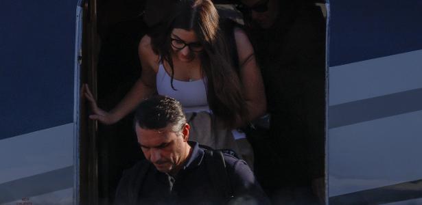 Flávio Bolsonaro chega a Miami com a família após fugir pela Argentina