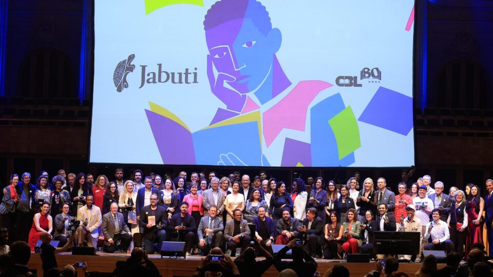 Prêmio Jabuti de literatura celebra Lula e esnoba a católica Adélia Prado