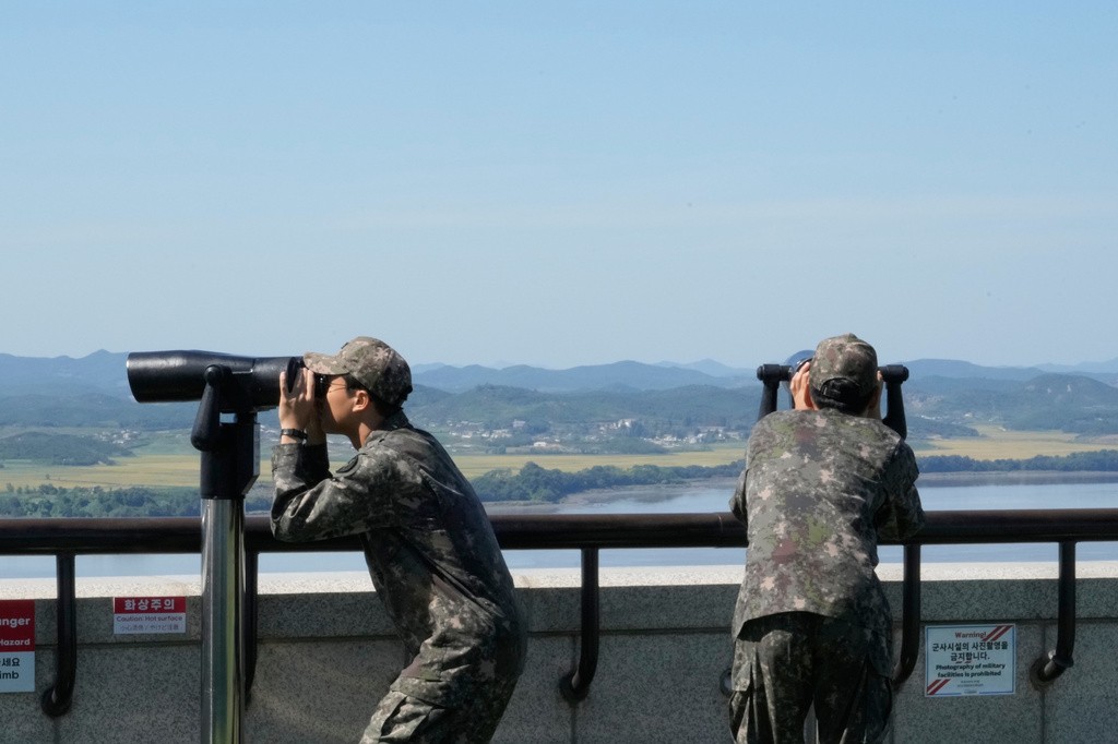 Coreia do Norte lança cerca de 10 mísseis balísticos em direção ao mar na costa leste, afirma Seul